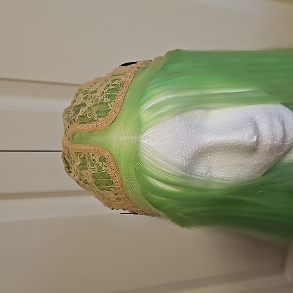 Fun lace front synthetic wig - Picture 4 of 8